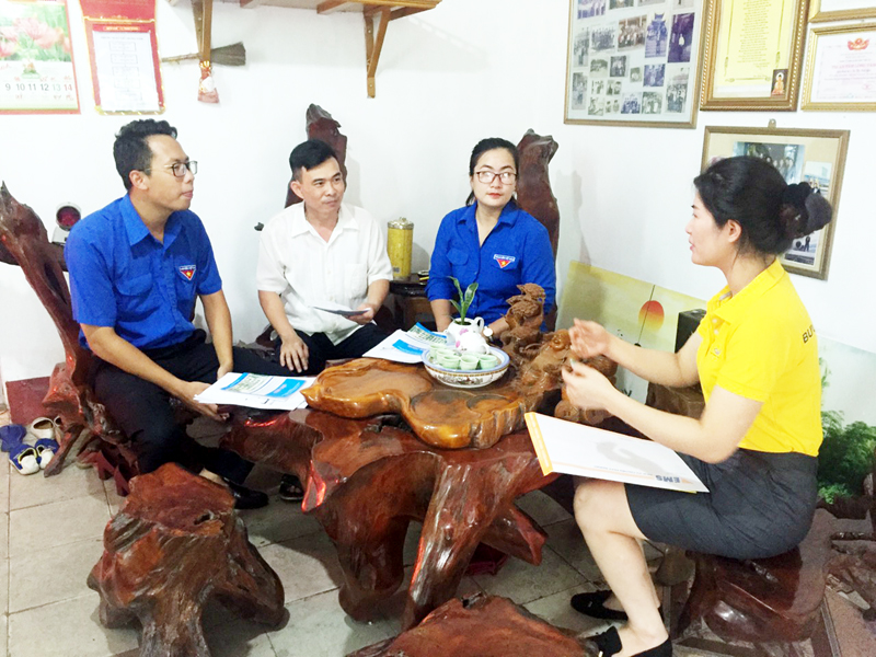 Đoàn Thanh niên phường Cẩm Sơn (TP Cẩm Phả) phối hợp với Bưu điện TP Cẩm Phả đến nhà hướng dẫn người dân sử dụng dịch vụ công trực tuyến.