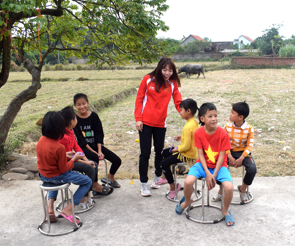 Huệ rất thân thiện với trẻ em cùng xóm ở thôn Tân Nương, xã Tân Bình