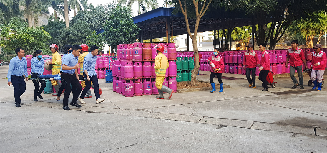 CBNV, NLĐ Công ty Gas Xuân Nghiêm dienx tập phòng cháy chữa cháy cuối tháng 12/2019. 