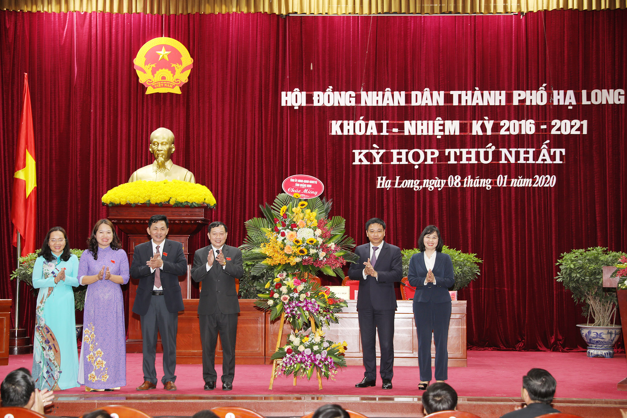 Đồng chí Nguyễn Văn Thắng, Phó Bí thư Tỉnh ủy, Chủ tịch UBND tỉnh tăng hoa chúc mừng