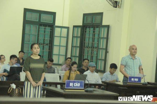 Nguyễn Văn Thiện và Nguyễn Thị Vân tại phiên tòa sơ thẩm ngày 10/4.
