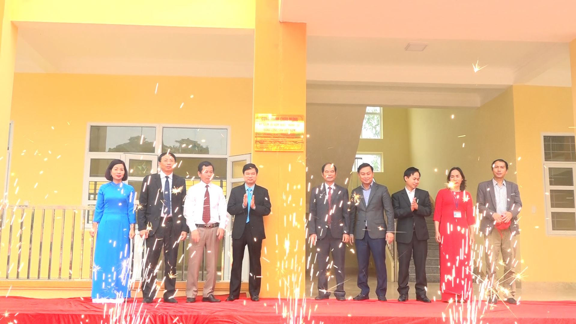 Các đại biểu tham gia gắn biển công trình nhà hiệu bộ và bộ môn tại trường Phổ thông dân tộc bán trú THCS Quảng Sơn.