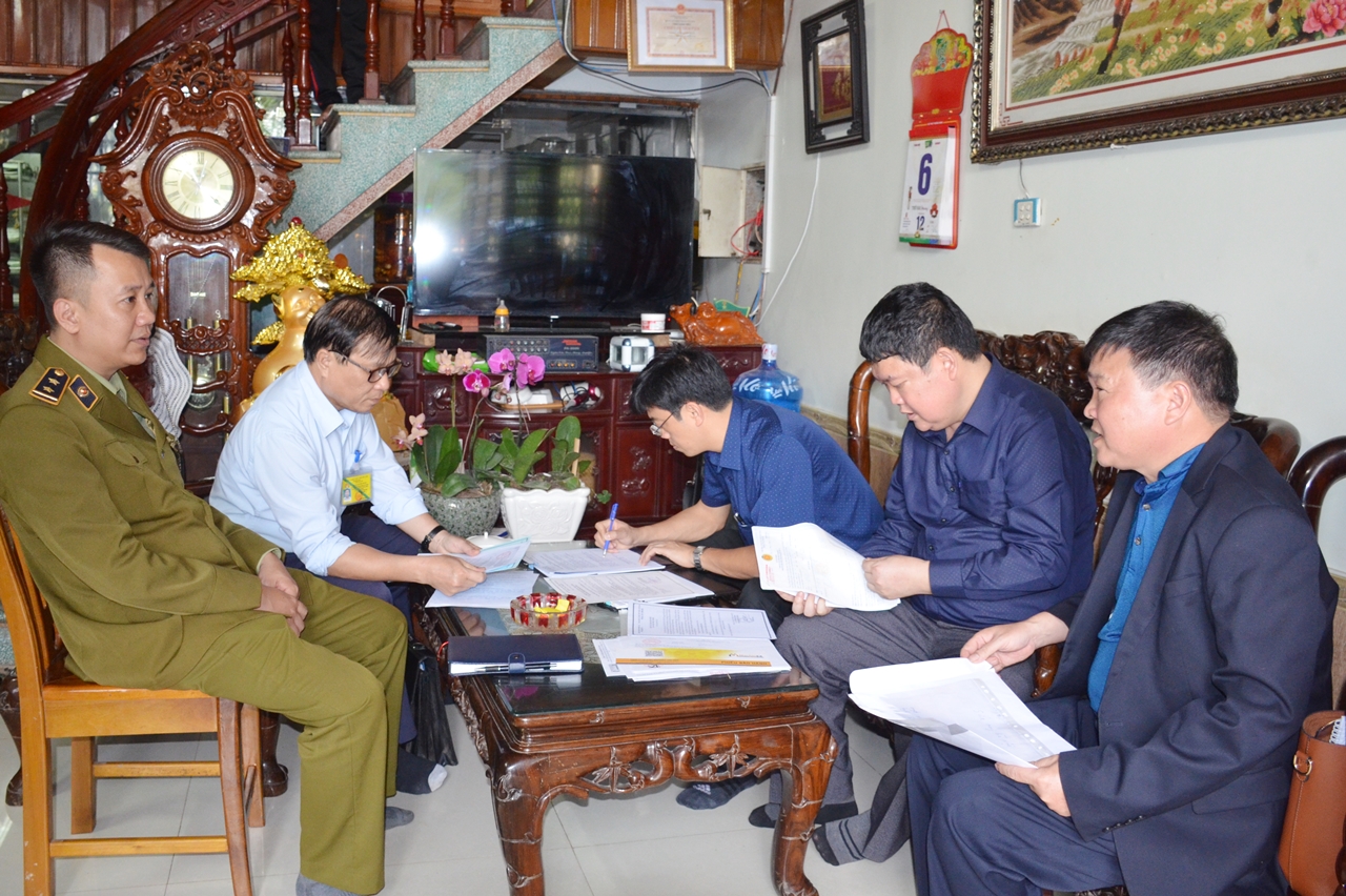 Đoàn số 2 kiểm tra tại hộ sản xuất kinh doanh Phạm Thị Tâm, tại phường Ka Long, TP Móng Cái. 
