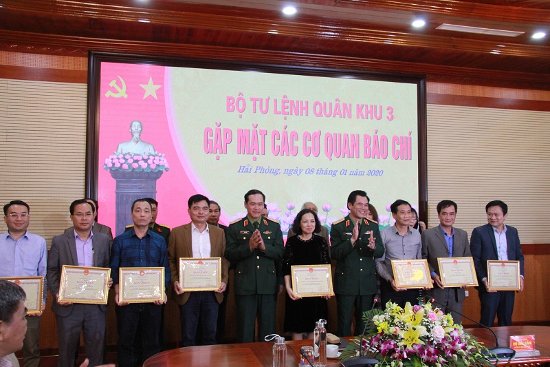 Bộ Tư lệnh Quân khu 3 trao tặng Bằng khen cho các tập thể, cá nhân có thành tích xuất sắc trong công tác tuyên truyền năm 2019.
