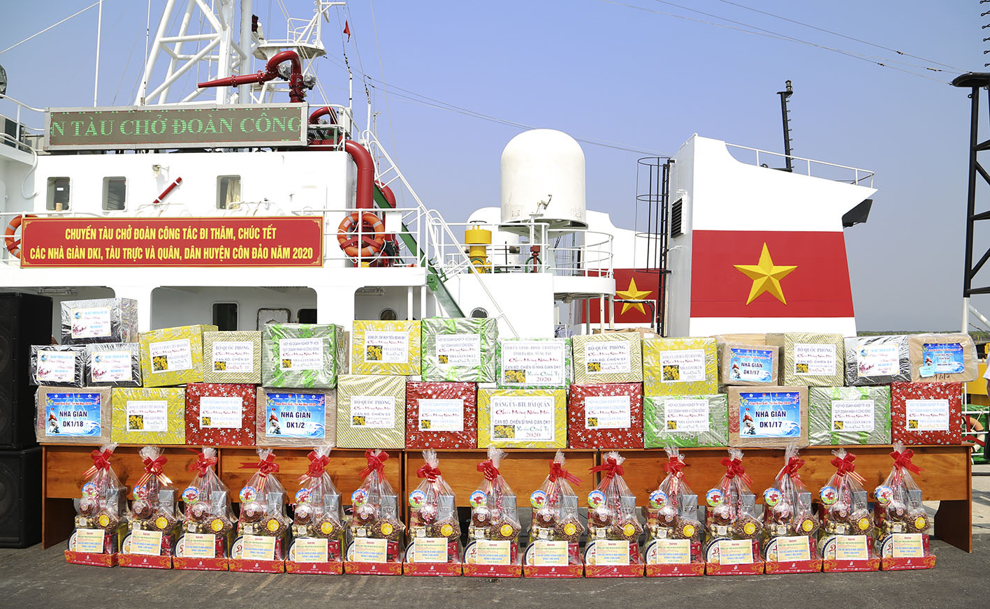 Những thùng quà Tết được tập kết tại Quân cảng Vùng 2 Hải quân chuẩn bị lên tàu ra khơi;