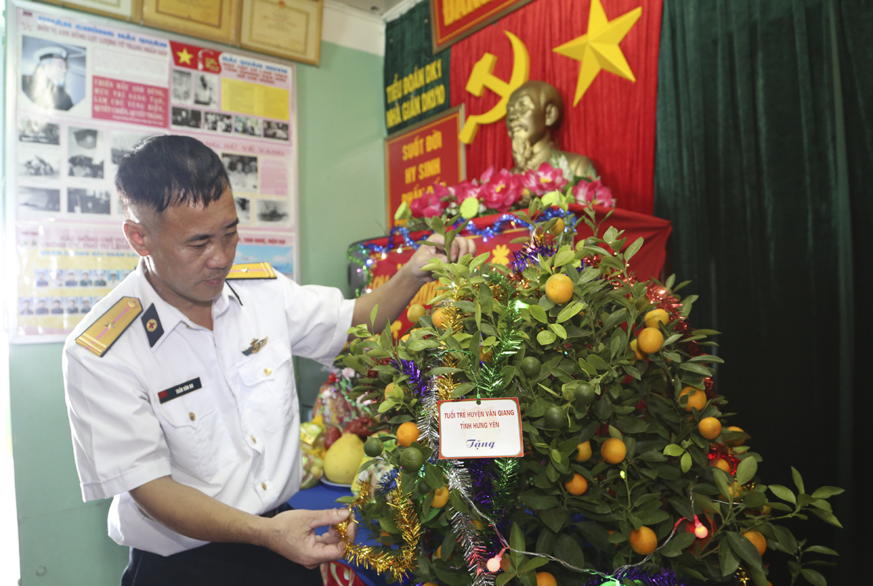 Thiếu tá QNCN Trần Văn Du, Nhân viên Quân y Nhà giàn DK1/10 trang trí cây quất vừa được chuyển từ đất liền ra;