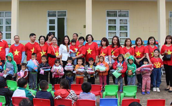 Đoàn thiện nguyện trường Mầm non Nắng Mai (Hạ Long) tặng áo ấm cho trẻ em nghèo xã Quảng An (Đầm Hà). Ảnh: Mai Thắm (Trung tâm TT-VH Đầm Hà).