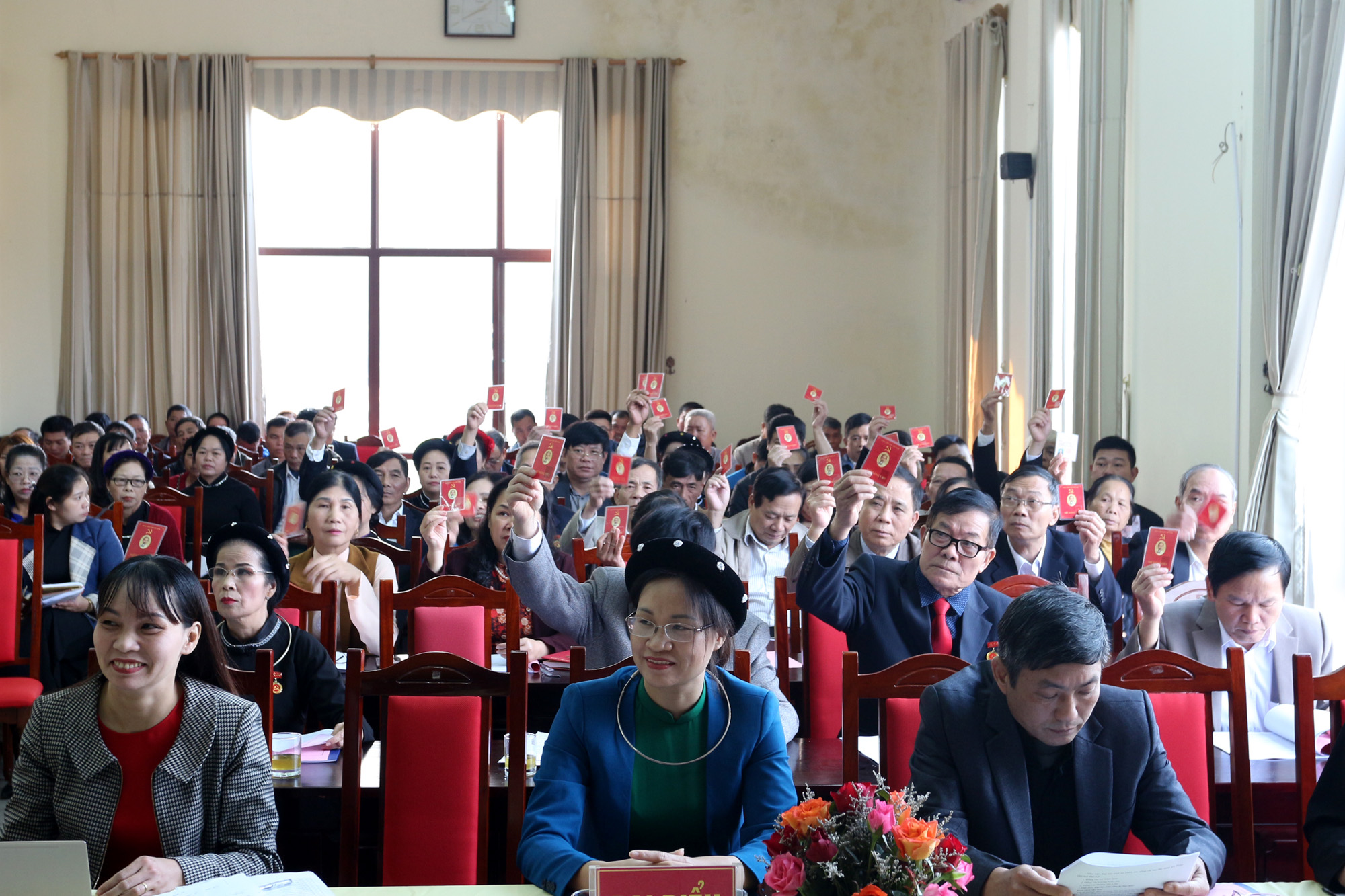 Các đại biểu biểu quyết thông qua Nghị quyết Đại hội chi bộ khu Bình Quyền (thị trấn Bình Liêu) nhiệm kỳ 2020-2022