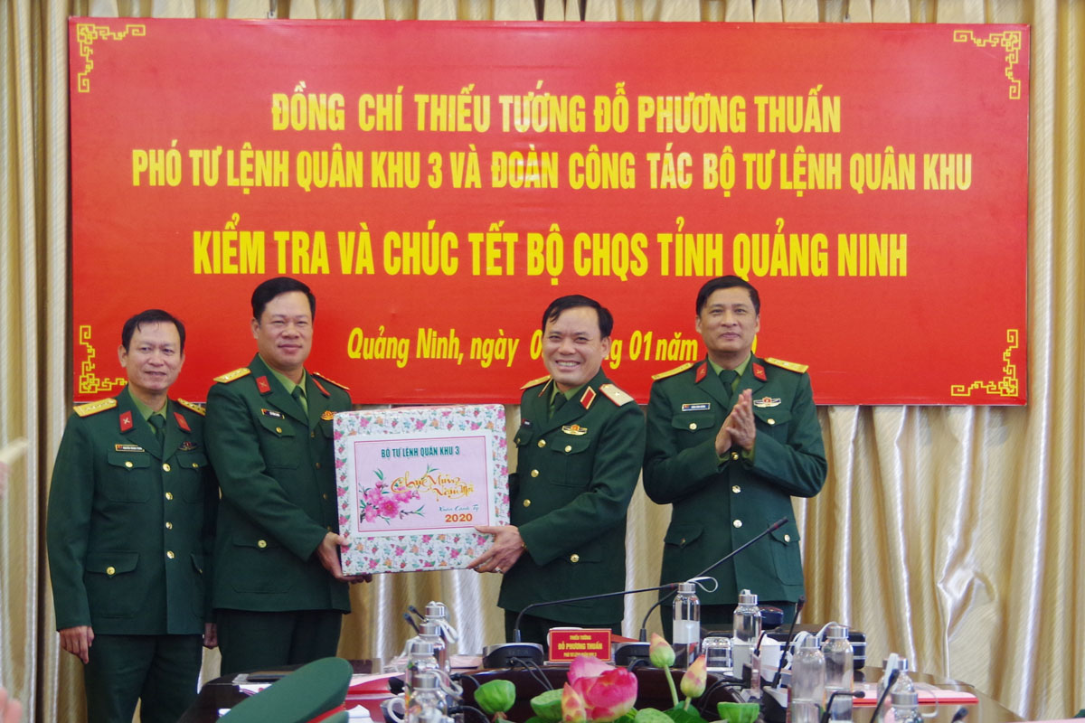 Thiếu tướng Đỗ Phương Thuấn, Phó Tư lệnh Quân khu 3, tặng quà, chúc Tết Bộ CHQS tỉnh.