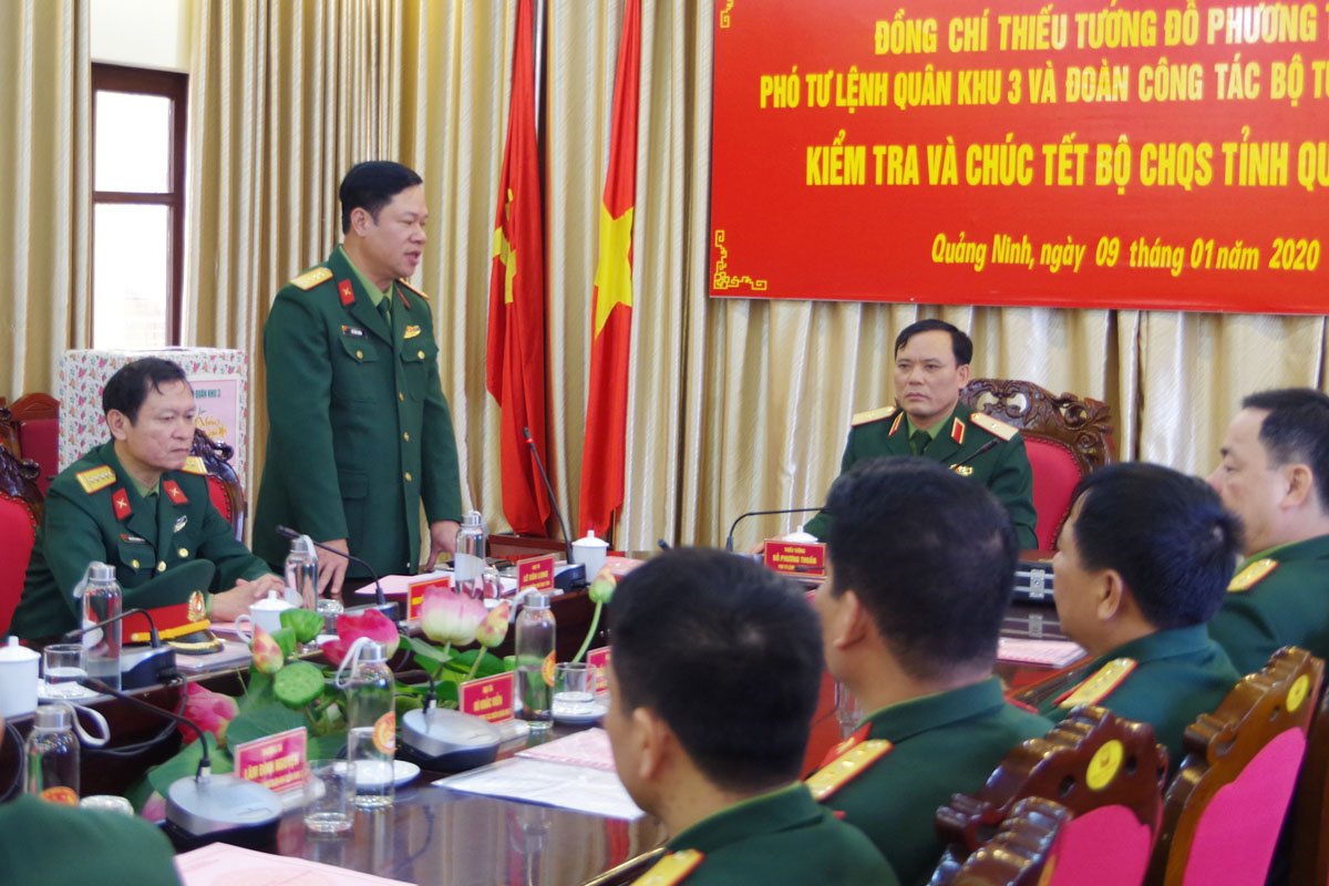 Đại tá Lê  Văn Long, Chỉ huy trưởng Bộ CHQS tỉnh, báo cáo với đoàn về công tác bảo đảm đón Tết Canh Tý 2020.