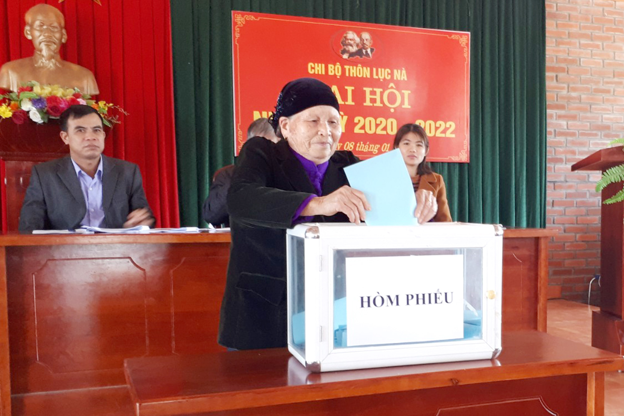 Các đại biểu bỏ phiếu bầu Bí thư chi bộ thôn Lục Nà (xã Lục Hồn, huyện Bình Liêu) ngay tại Đại hội chi bộ thôn nhiệm kỳ 2020-2022