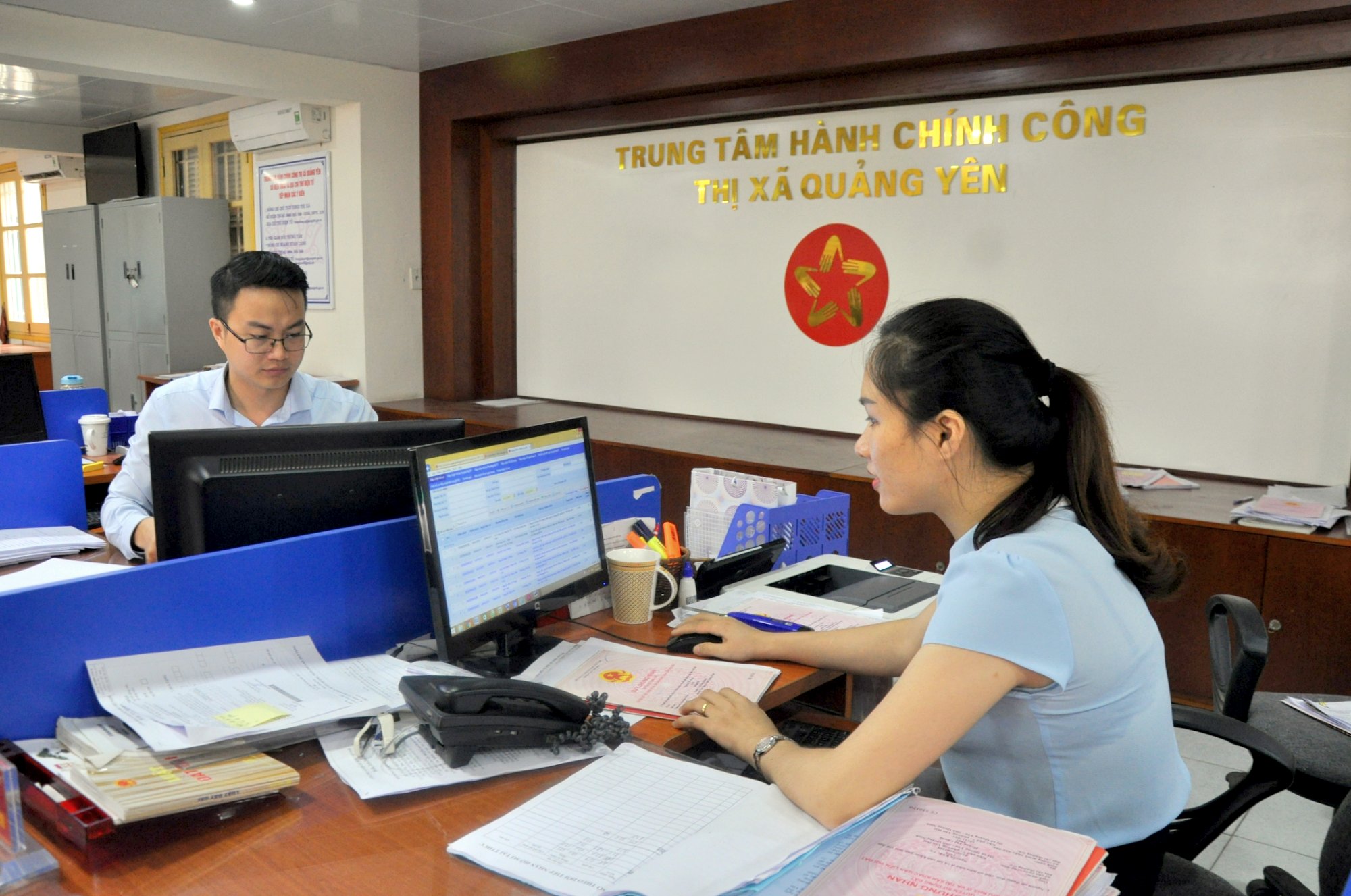 Cán bộ Trung tâm Hành chính công thị xã Quảng Yên thực hiện nhiệm vụ giải quyết thủ tục hành chính trên hệ thống dịch vụ công của tỉnh, ứng dụng HTQLCL TCVN 9001:2015.