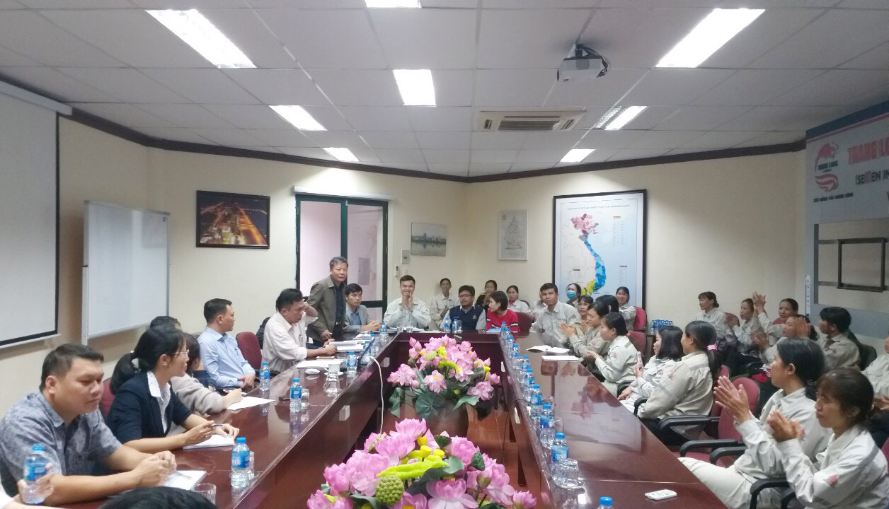 Cuộc họp giữa lãnh đạo, Công đoàn, đại diện công nhân Công ty xi măng Thăng Long cùng với các ngành chức năng của tỉnh 