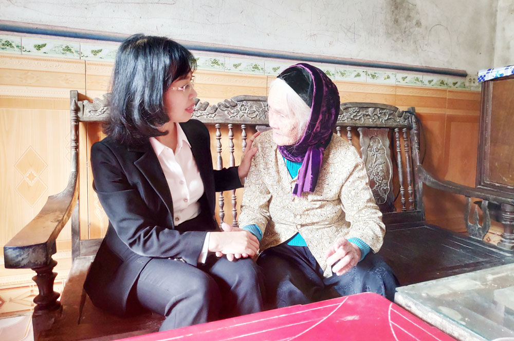 Và thăm, chúc Tết bà Nguyễn Thị Dặn, mẹ liệt sỹ Đinh Quang Vinh tại khu Hiệp Thanh, phường Phương Nam