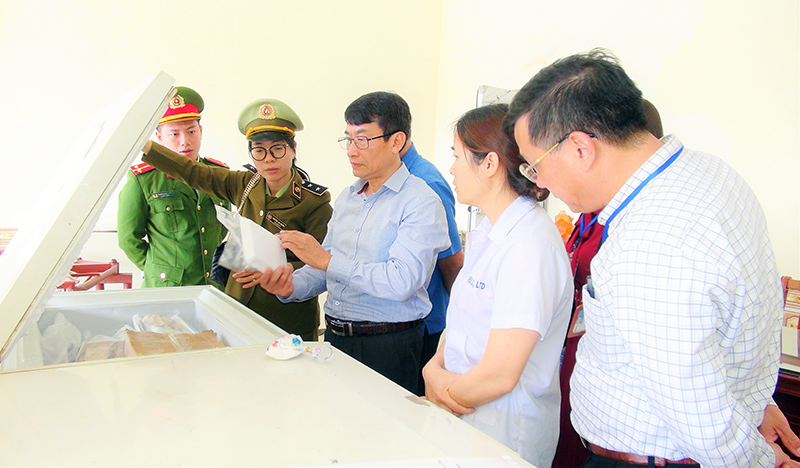 Đoàn kiểm tra tại Công ty TNHH Đầu tư thương mại Việt Á, phường Minh Thành, TX Quảng Yên.