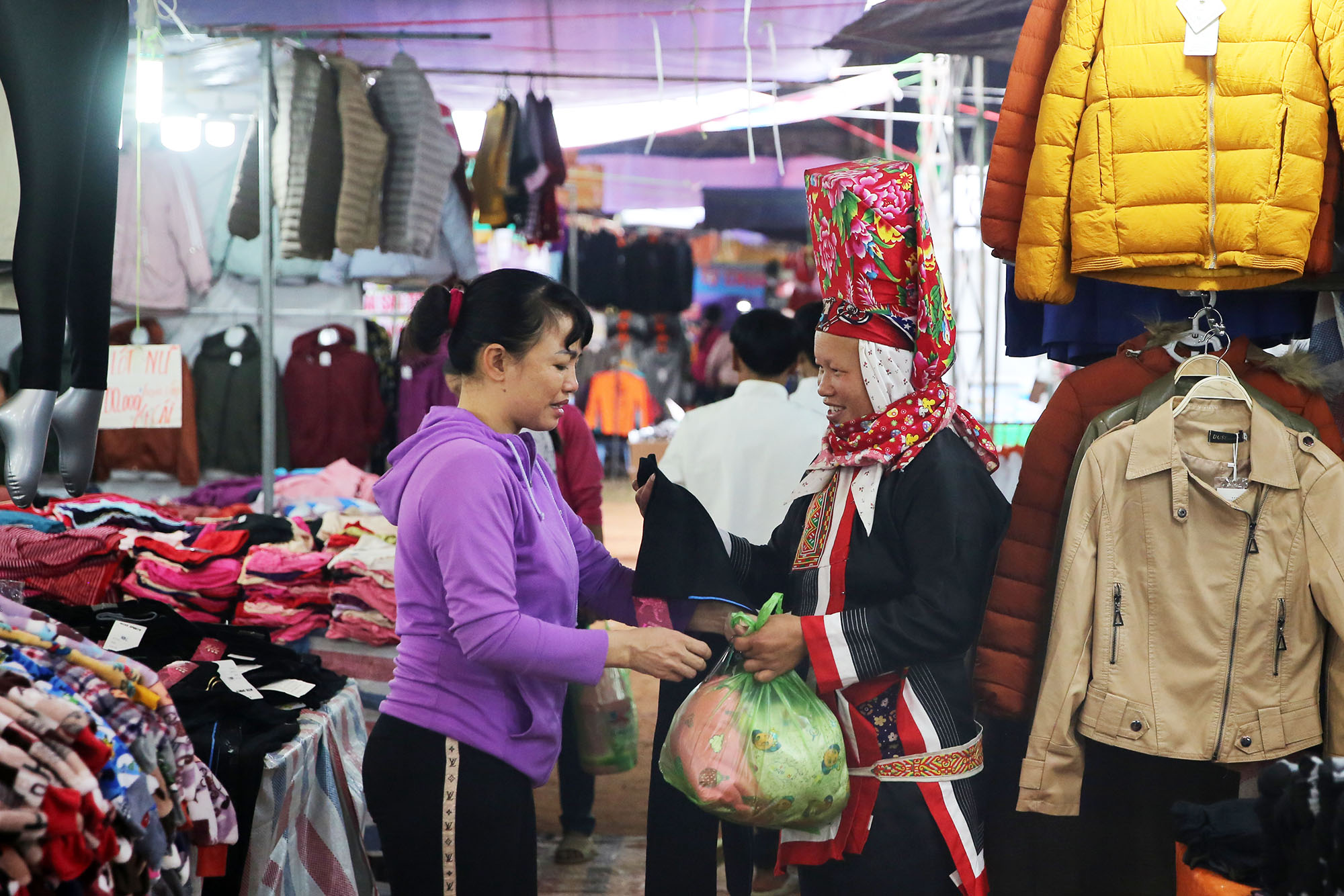 Đồng bào các dân tộc nô nức đi chợ mua sắm để chuẩn bị cho những lễ hội đầu năm.