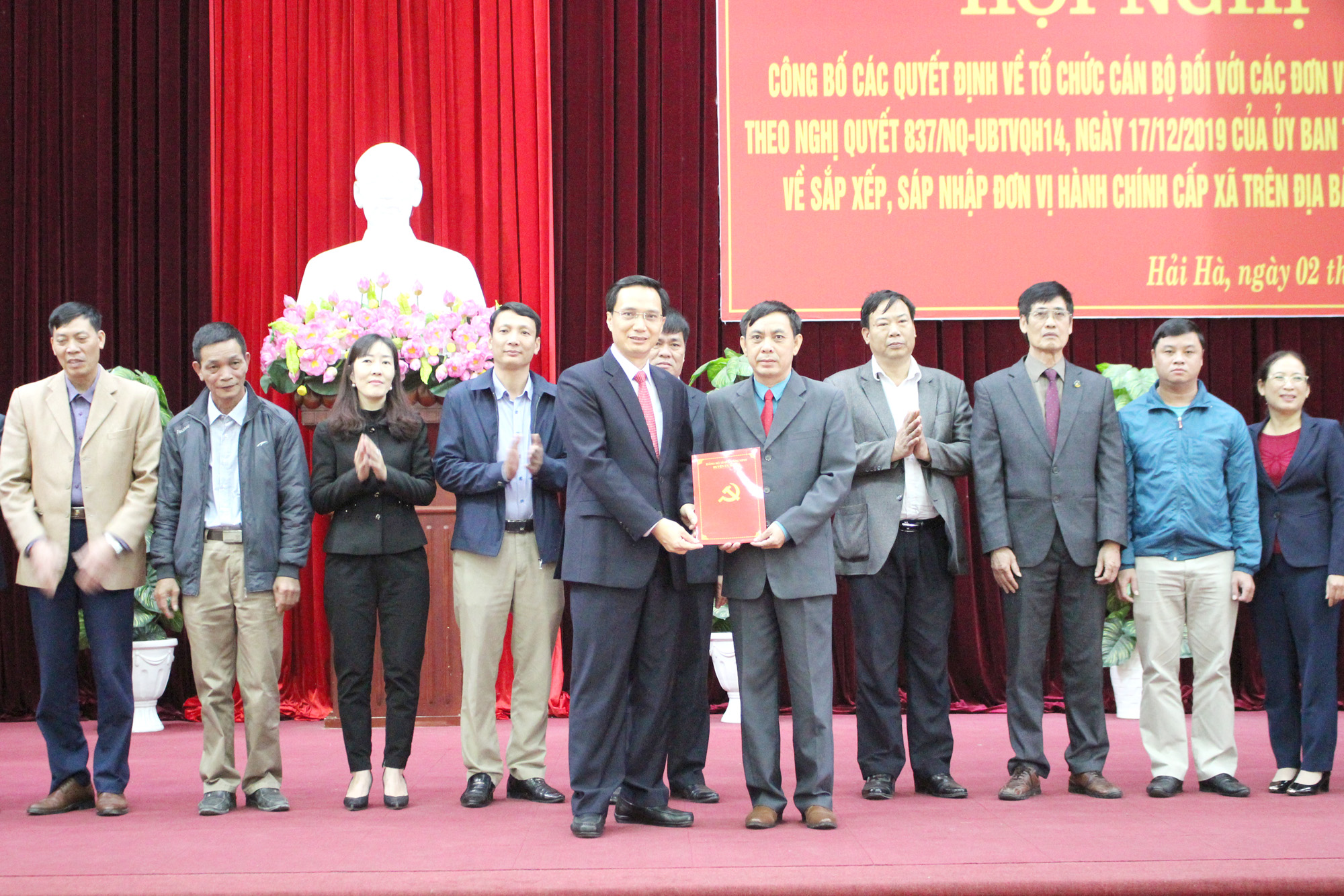 Đảng bộ huyện Hải Hà công bố thành lập Đảng bộ thị trấn Quảng Hà mới sau sáp nhập.
