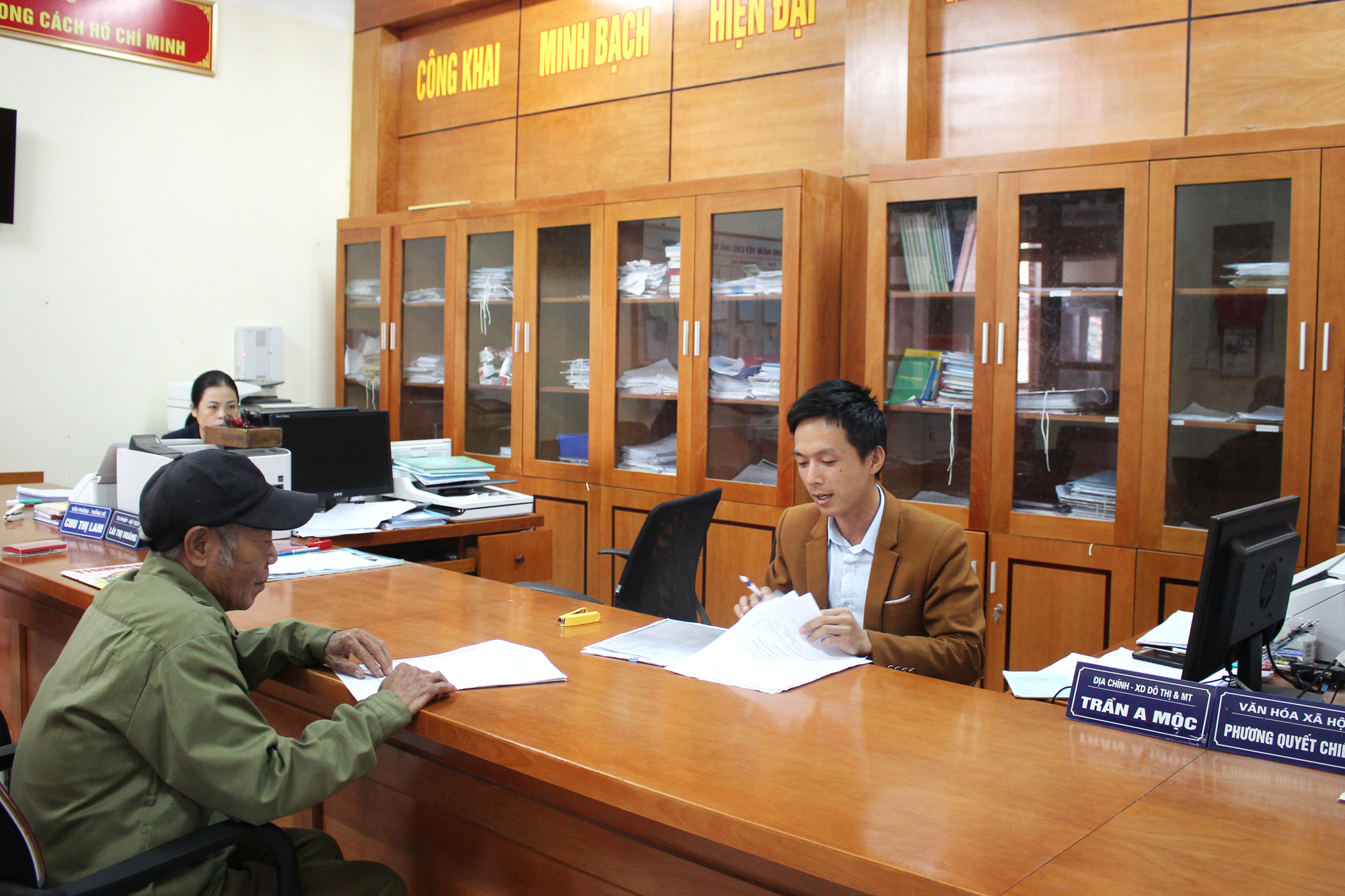 Cán bộ Bộ phận Tiếp nhận và trả kết quả hiện đại thị trấn Bình Liêu giải quyết TTHC cho người dân ngày 8/1/2020. 