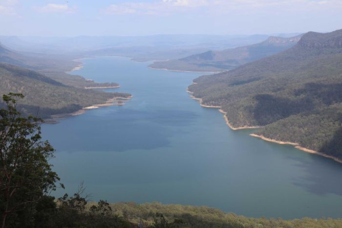 Các đám cháy rừng xung quanh hồ Burragorang ở khu trữ nước Warragamba đe đọa tới tiệc cung cấp nước cho thành phố Sydney. (Nguồn ABC).