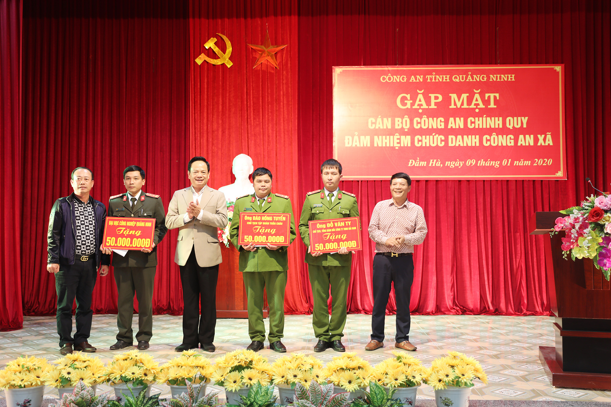 Doanh nhân Đào Hồng Tuyển, Chủ tịch HĐQT Tập đoàn Tuần Châu, trao quà cho công an các xã của huyện Đầm Hà.