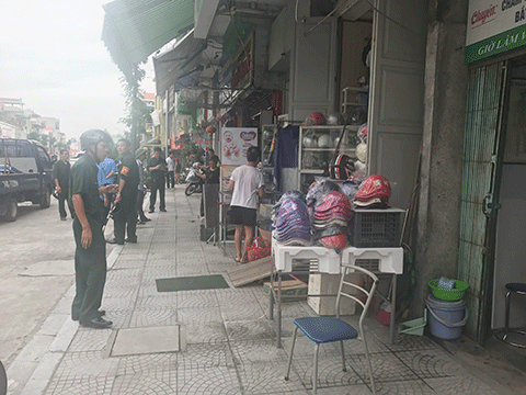 Lực lượng chức năng phường Quang Trung (TP Uông Bí) nhắc nhở các hộ kinh doanh trên địa bàn không lấn chiếm vỉa hè làm nơi kinh doanh 