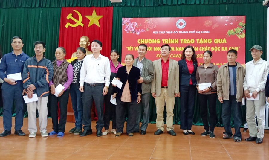 Lãnh đạo Hội CTĐ TP Hạ Long cùng các nhà hảo tâm trao tặng những suất quà Tết ý nghĩa cho người nghèo, nạn nhân chất độc da cam trên địa bàn thành phố. 