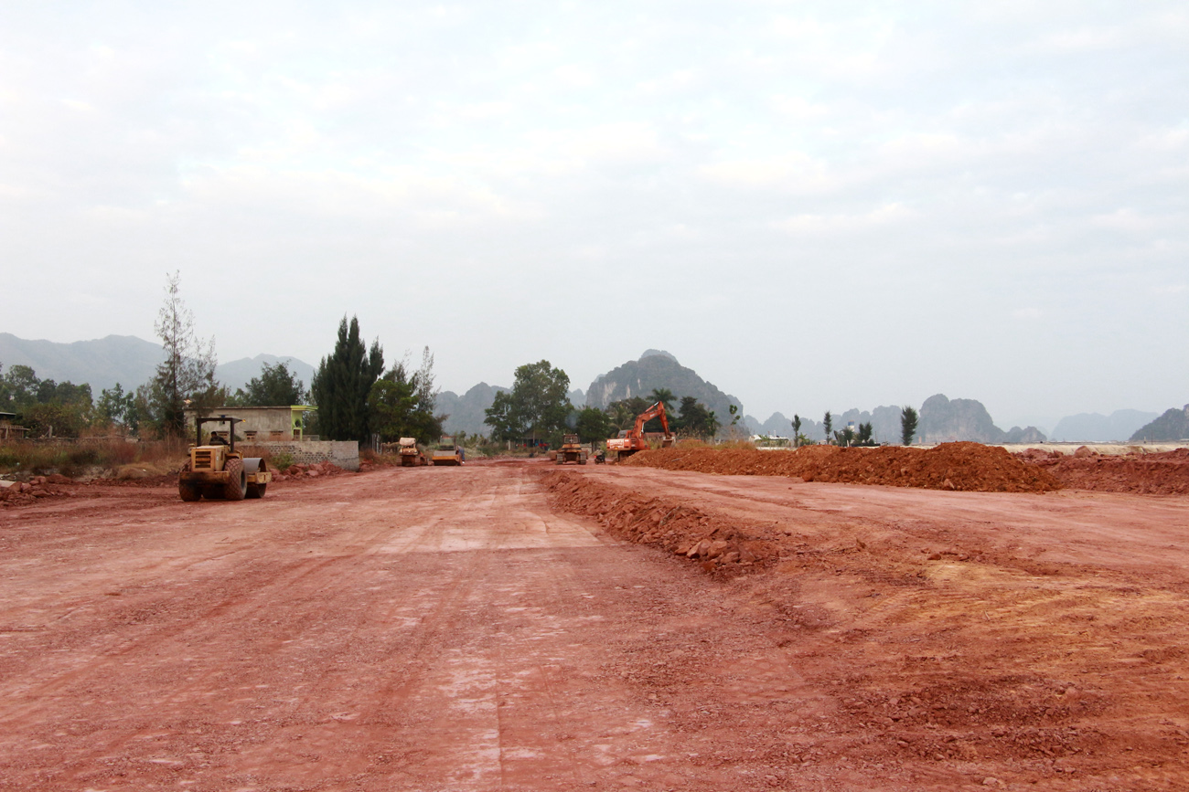 Các nhà thầu đang tập trung thi công dự án tuyến đường trục chính trung tâm thị trấn Cái Rồng.