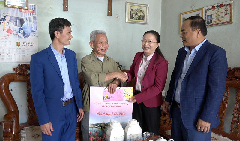 Đồng chí Trưởng Ban Tuyên giáo Tỉnh ủy thăm hỏi tặng quà các gia đình chính sách.