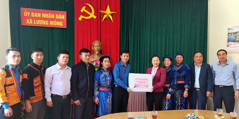 Đồng chí Vi Ngọc Bích, Trưởng Ban Tuyên giáo Tỉnh ủy thăm, tặng quà, động viên Đảng bộ, chính quyền và nhân dân xã Lương Mông.