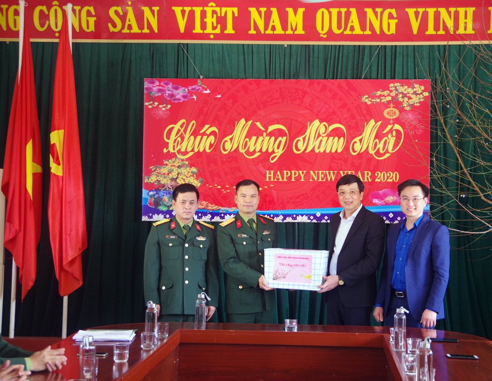 Đồng chí Phó Chủ tịch HĐND tỉnh cùng đoàn công tác tặng quà Tết Ban chỉ huy quân sự huyện Cô Tô.
