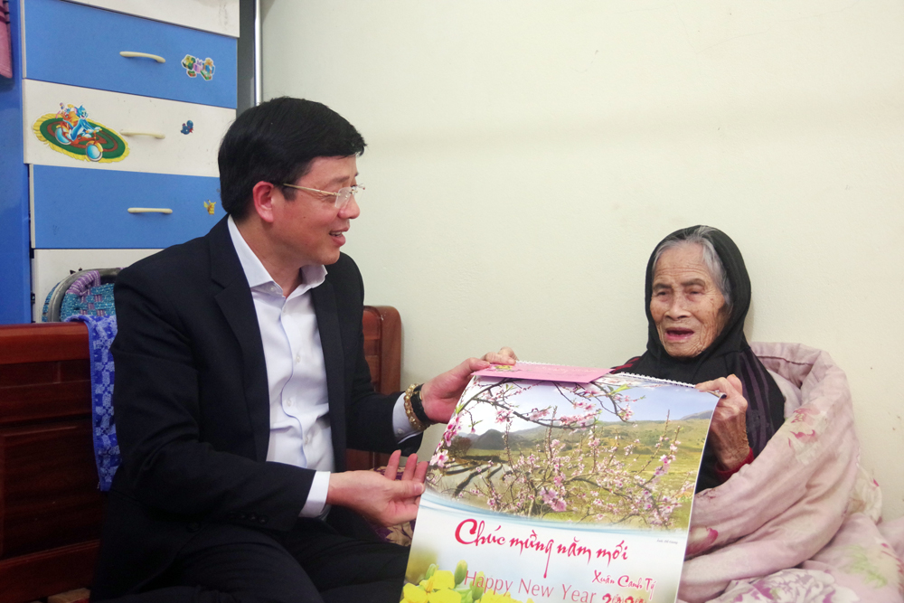 Đồng chí Nguyễn Văn Hồi, Phó Chủ tịch HĐND tỉnh thăm, tặng quà Tết cho mẹ Liệt sỹ Đinh Thị Quỳnh, khu 2, thị trấn Cô Tô.