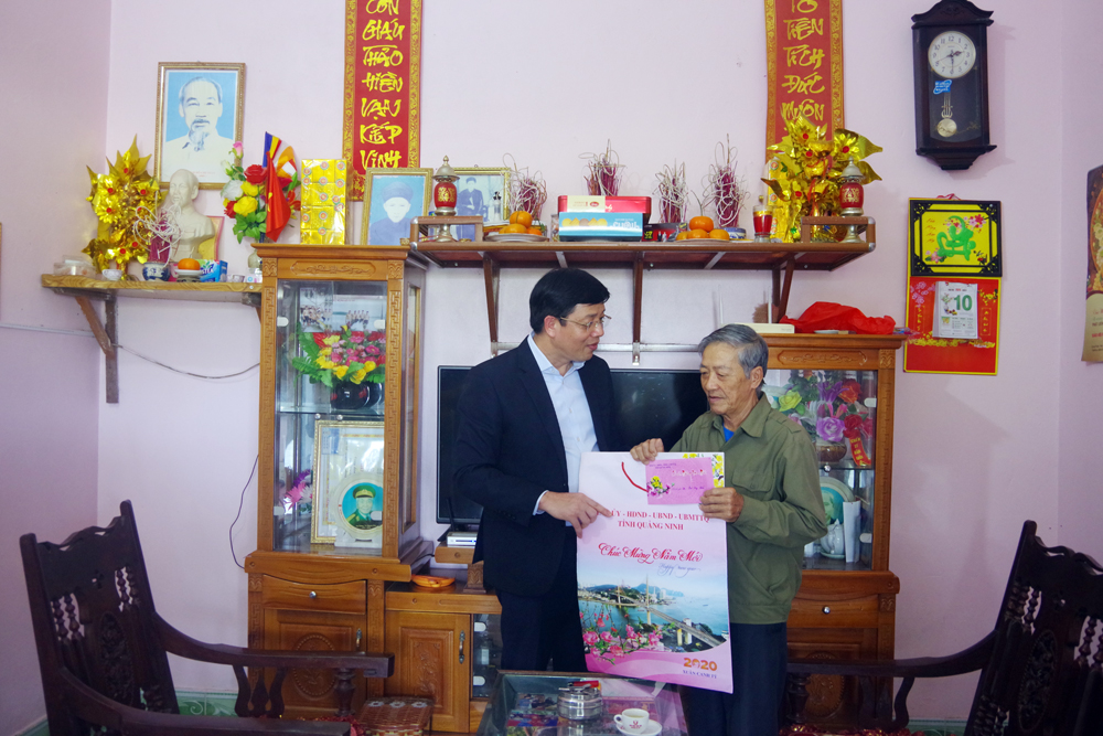 Đồng chí Nguyễn Văn Hồi, Phó Chủ tịch HĐND tỉnh thăm, tặng quà Tết cho thương binh 