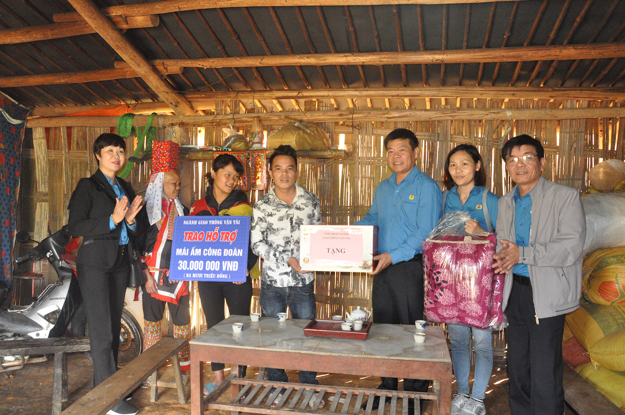 Niềm vui đến trước thềm xuân mới khi gia đình anh Dương Cắm Hếnh vừa được Công đoàn ngành GTVT trao hỗ trợ xây mái ấm công đoàn.