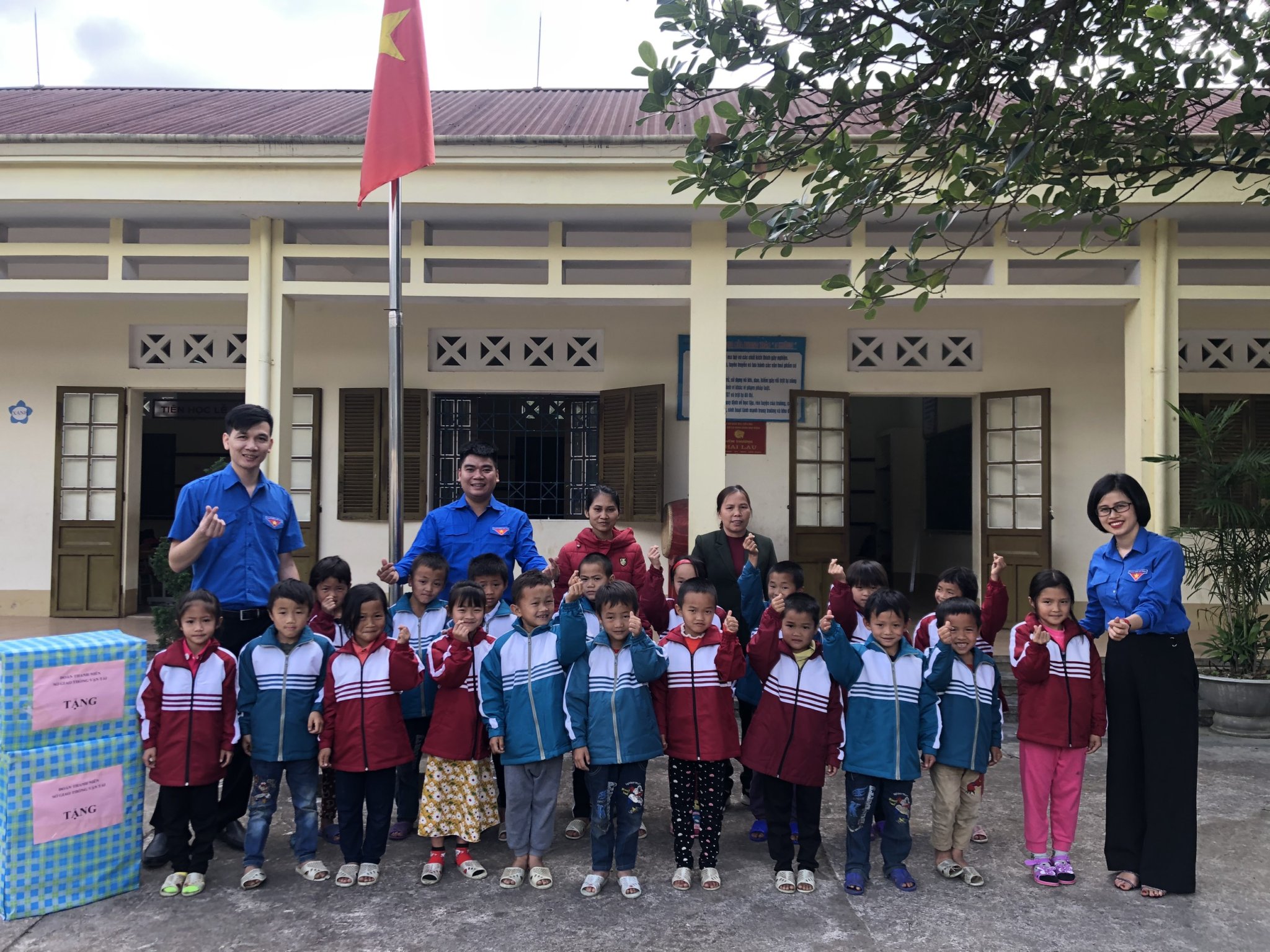Đoàn thanh niên Sở GTVT tặng quần áo mới, góc học tập và bánh kẹo cho các cháu học sinh điểm trường Phai Lầu, trường Tiểu học Đồng Văn, huyện Bình Liêu.
