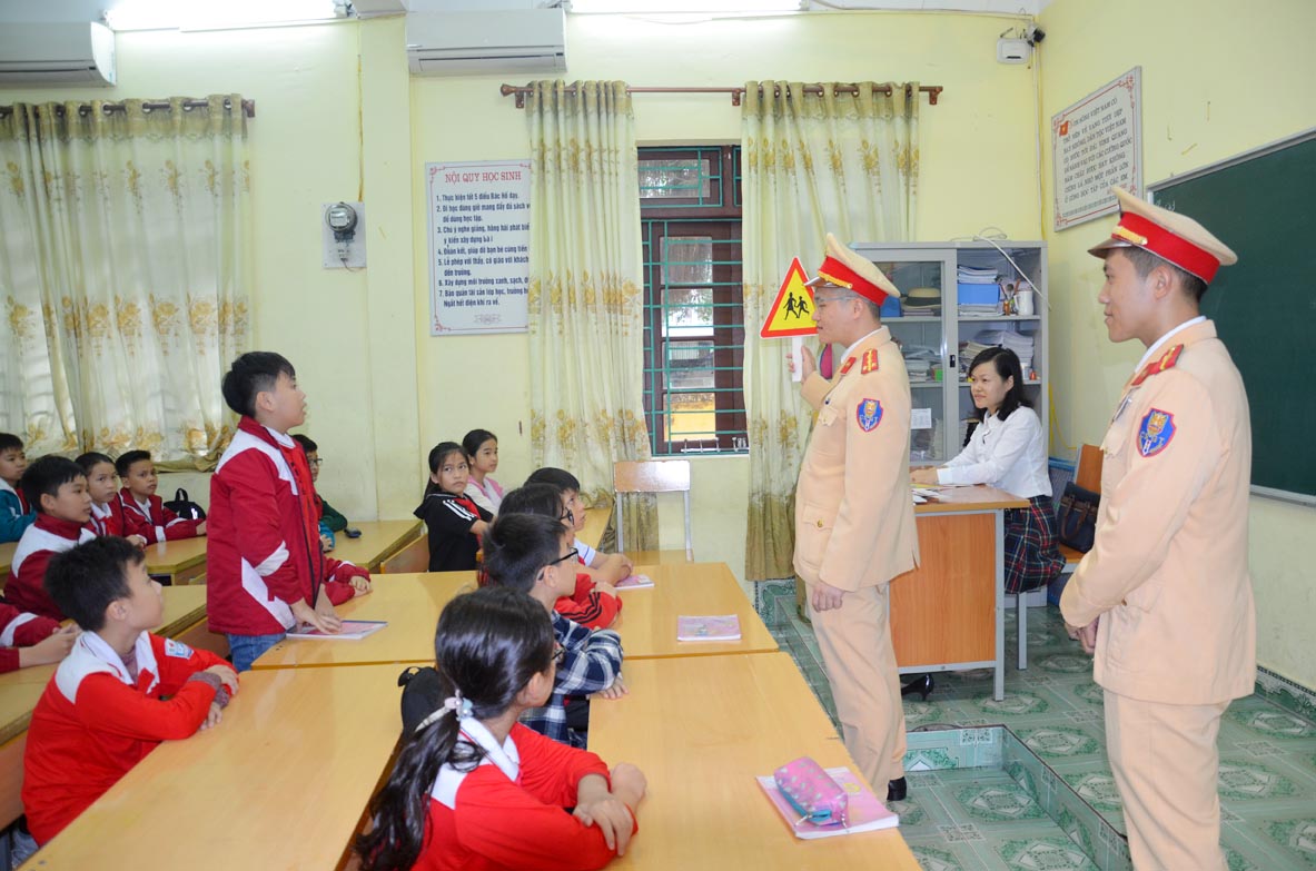 Công an TP Móng Cái tuyên truyền về Luật ATGT cho học sinh Trường Tiểu học Đào Phúc Lộc, TP Móng Cái.