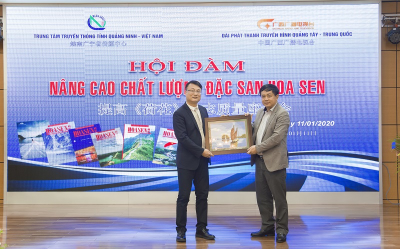 Nhà báo Mai Vũ Tuấn, Giám đốc Trung tâm Truyền thông tỉnh Quảng Ninh (Việt Nam) tặng quà lưu niệm đoàn công tác Đài Phát thanh - Truyền hình Quảng Tây (Trung Quốc)