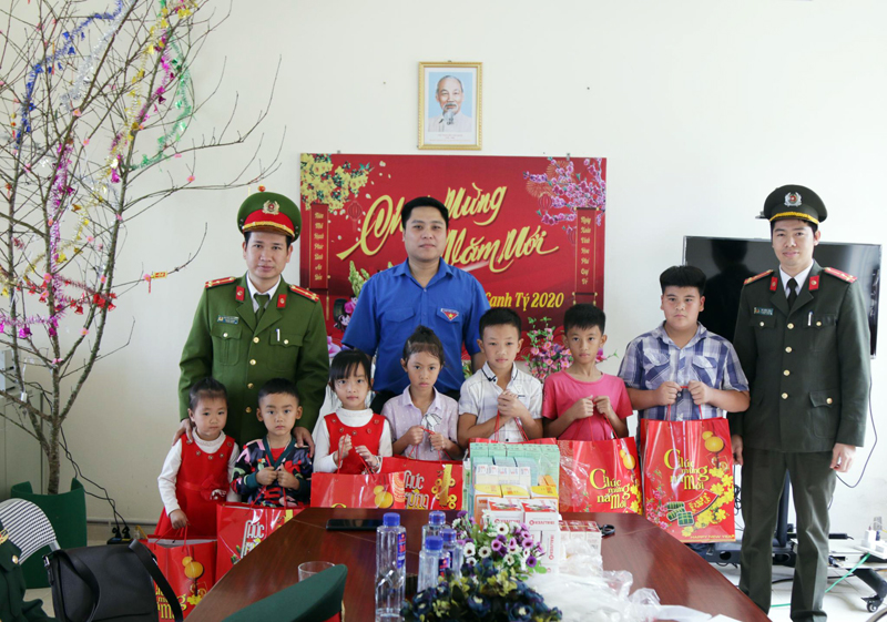 Tặng quà cho học sinh Trường Tiểu học Đảo Trần