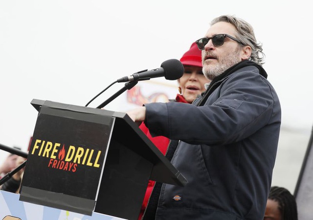 Joaquin Phoenix tham gia biểu tình chống biến đổi khí hậu và bảo vệ môi trường. 
