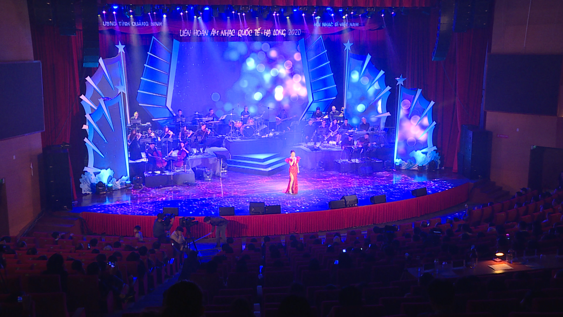 Nữ ca sỹ Hồ Quỳnh Hương cũng góp mặt trong đêm biểu diễn cuối cùng của Festival. 