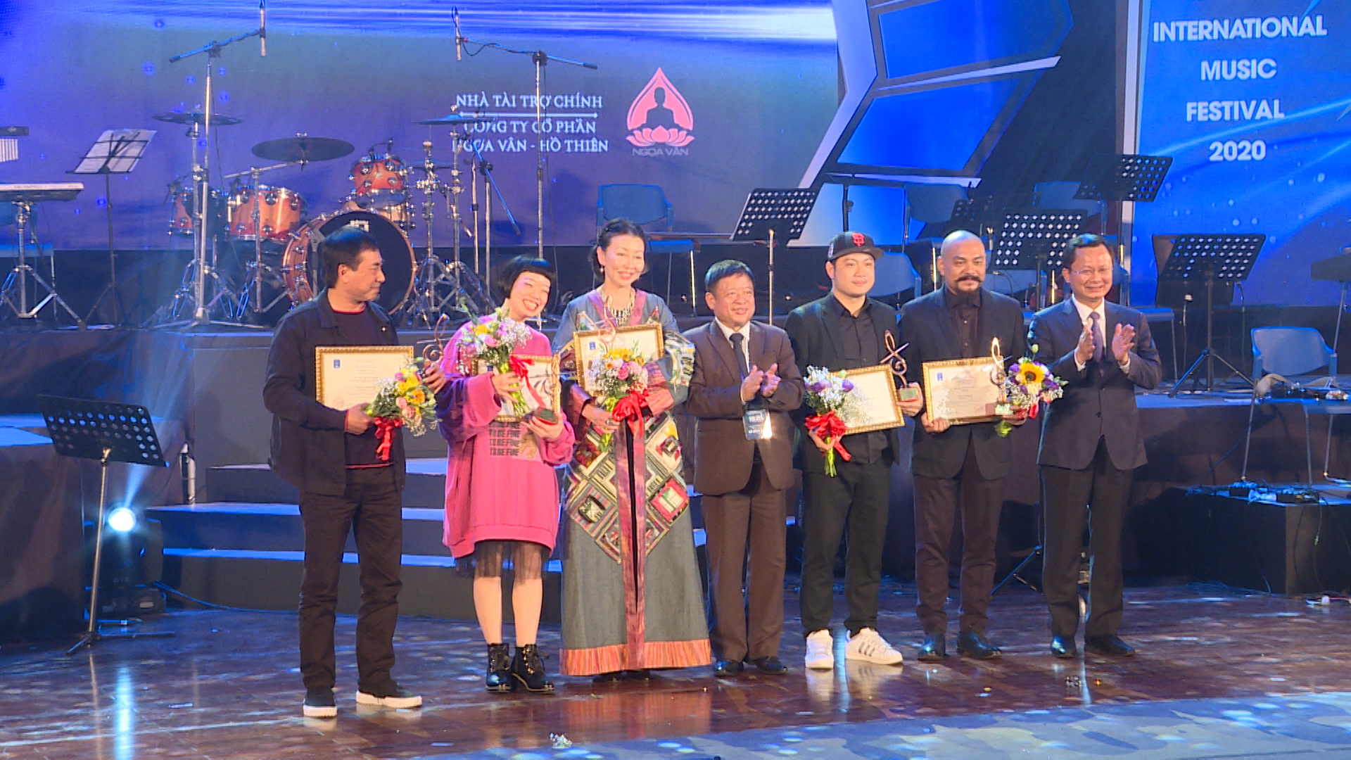 PCT UBND tỉnh Cao Tường Huy và Nhạc sỹ Đỗ Hồng Quân trao huy chương vàng cho những ban nhạc, tập thể có tiết mục xuất sắc nhất tại Liên hoan.