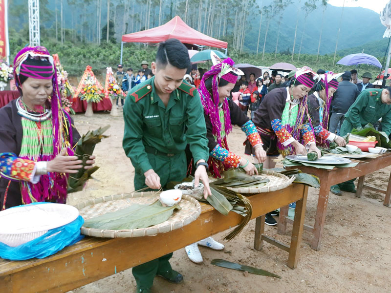 Thi gói bánh chưng tại Ngày hội văn hóa-thể thao các dân tộc Hải Sơn.