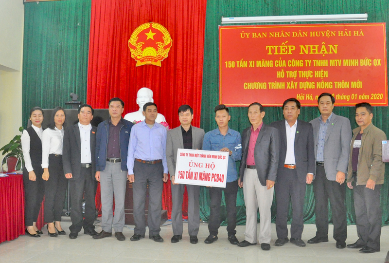 Lãnh đạo huyện Hải Hà và UBND xã Quảng Đức tiếp nhận 150 tấn xi măng do Công ty TNHH MTV Minh Đức hỗ trợ xã Quảng Đức thực hiện chương trình xây dựng nông thôn mới năm 2020.