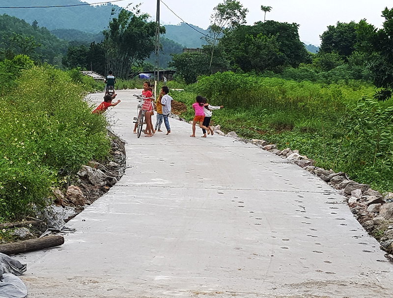 Nhiều tuyến đường liên thôn, liên bản ở Quảng Đức được bê tông hóa giúp bà con đi lại, giao thương buôn bán thuận lợi, Ảnh: Thái Cảnh.