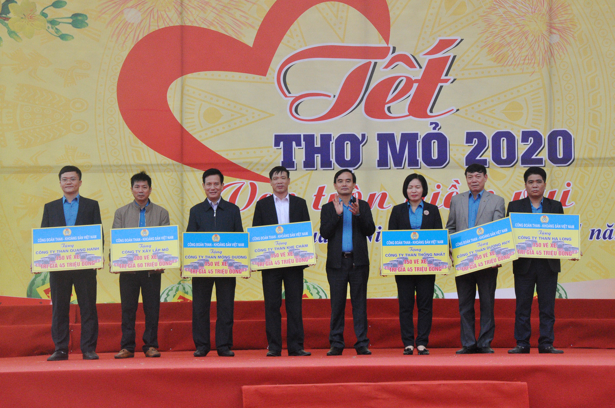 Chủ tịch Công đoàn TKV Lê Thanh Xuân trao tặng vé xe về quê ăn Tết cho công nhân.