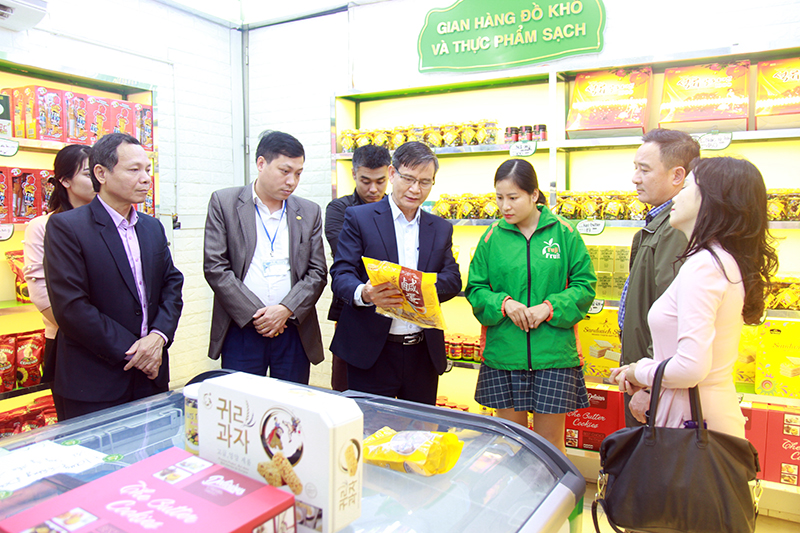 Đoàn kiểm tra liên ngành Trung ương về VSATTP kiểm tra thực tế tại cửa hàng kinh doanh hoa quả sạch Fuji Fruit (Cẩm Phả). Ảnh Thùy Dung (TTTT-VH Cẩm Phả).a