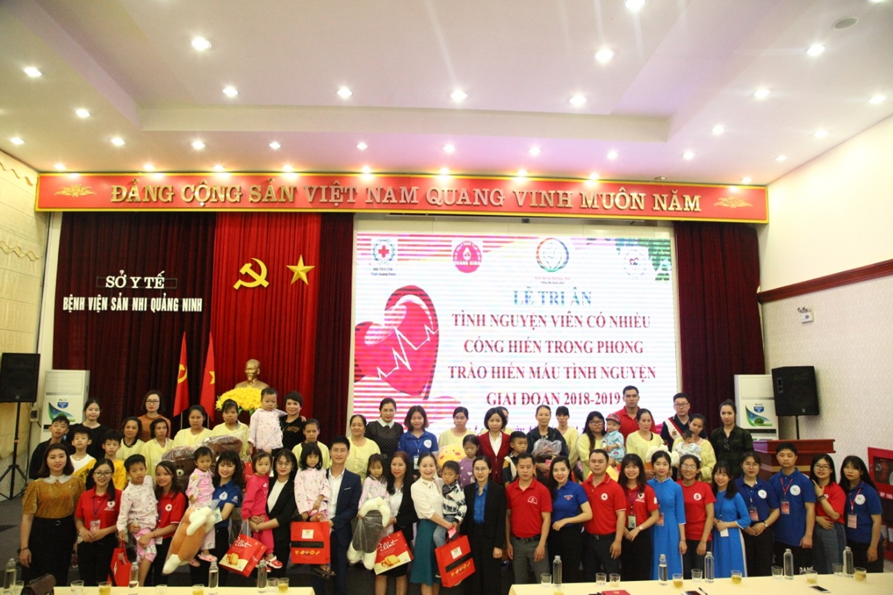 Đồng thời, Bệnh viện Sản Nhi Quảng Ninh đã tổ chức lễ tri ân những tình nguyện viên có nhiều đóng góp trong phong trào hiến máu tình nguyện, giai đoạn 2018-2019.