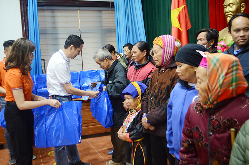 Lãnh đạo Sacombank Quảng Ninh trao tặng quà cho các đối tượng chính sách tại Ba Chẽ.