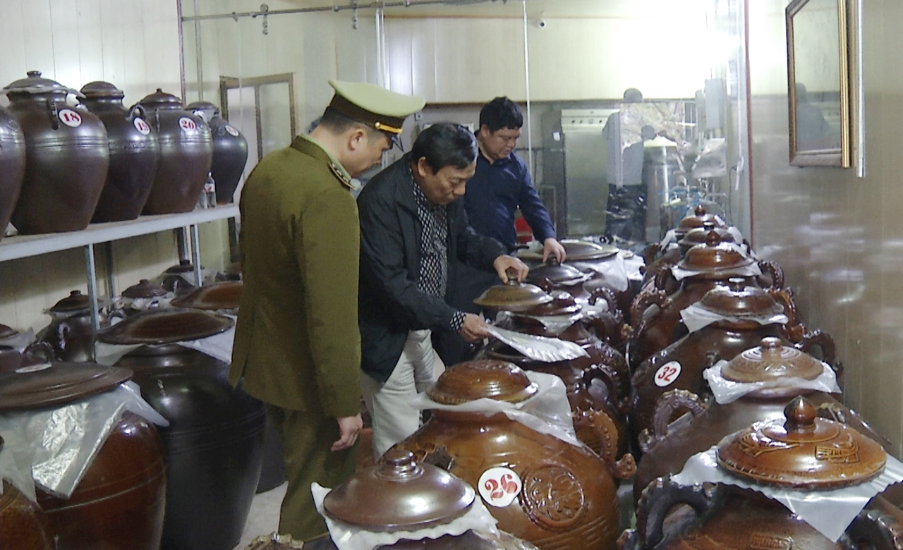 Kiểm tra Đoàn kiểm tra liên ngành về an toàn vệ sinh thực phẩm kiểm tra mẫu rượu tại một đơn vị cơ sở sản xuất rượu thủ công tại TP Móng Cái