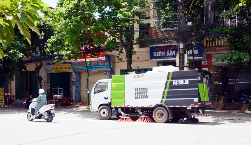 TP Uông Bí đưa xe cơ giới thực hiện quét hút bụi đường, thu gom rác thải.