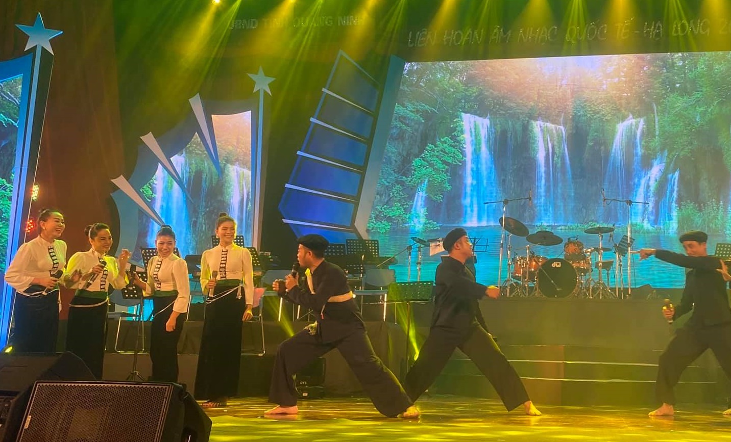  Ban nhạc “Hoa Ban” (Nhà hát Ca múa nhạc tỉnh Sơn La) được trao huy chương bạc.
